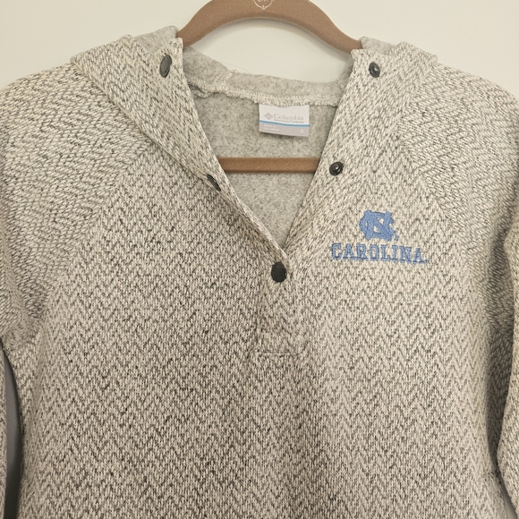 Columbia Women's North Carolina Tar Heels Darling Days Raglan Fleece Pullover - Picture 8 of 9